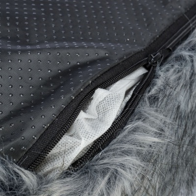 Capa peluda cinzenta com fecho zip aberto mostrando forro branco com pontos antiderrapantes pretos