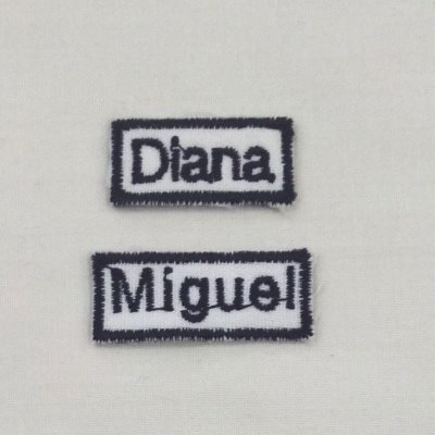 Etiqueta de nome com fundo branco e letras azuis escuras