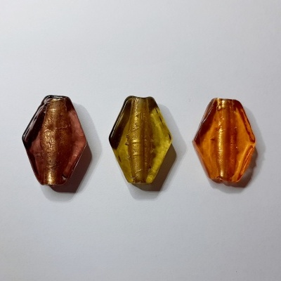 Missanga de vidro grande em losango