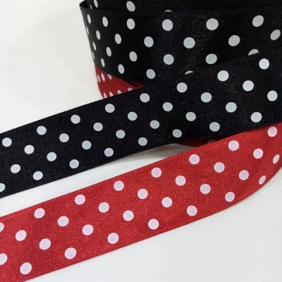 Fita de cetim com bolinhas brancas 24mm