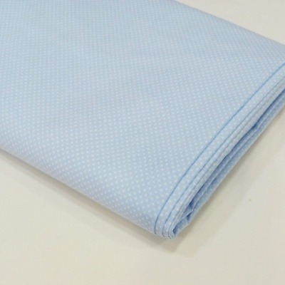 Pintinhas brancas em fundo azul bebé