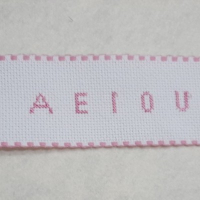 Fita de quadrilé com letras e usinhos