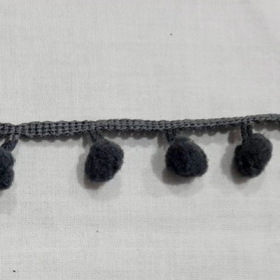 Pompons médios em cinzento