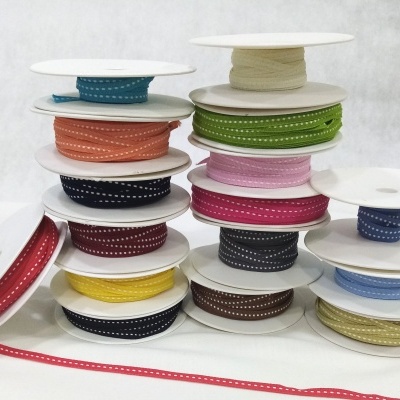 Fitilho com pesponto em branco