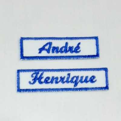 Etiqueta com nome em azulão e fundo branco