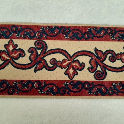 Barra em bordeaux e amarelo torrado