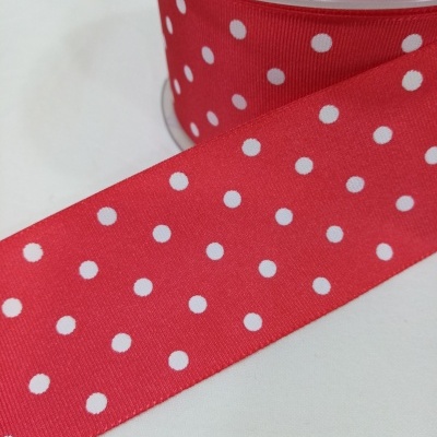 Fita de gorgorão com bolas brancas em fundo encarnado