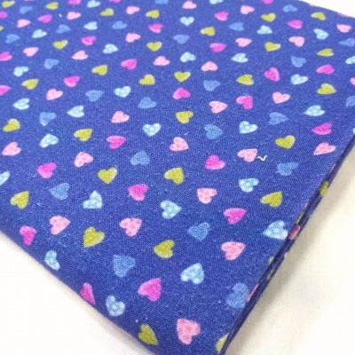 Corações coloridos em fundo azul