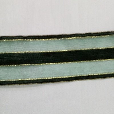 Fita verde aramada com pormenor em dourado