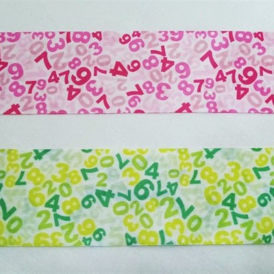 Fita de cetim com números coloridos