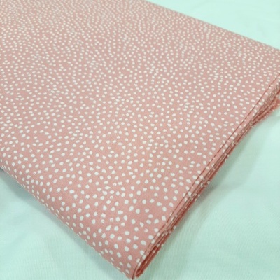 Pintinhas em fundo rosa pálido