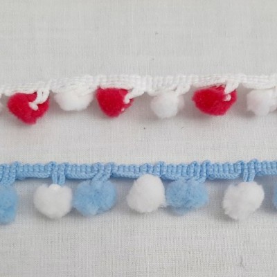 Pompons médios em azul ou rosa e branco