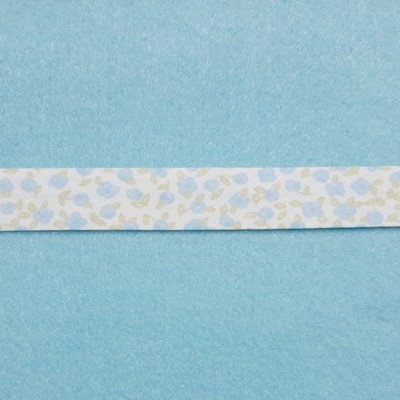 Viés com fundo branco e florzinhas azuis