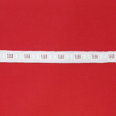 Entremeio com flores e rendilhado