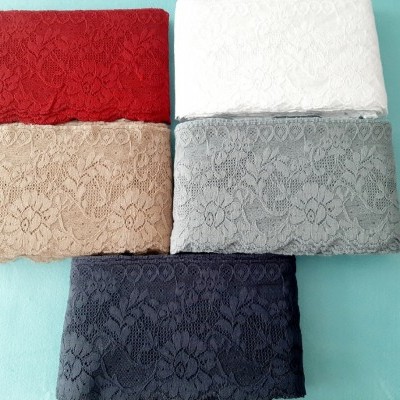 Renda fina larga com flores e folhas