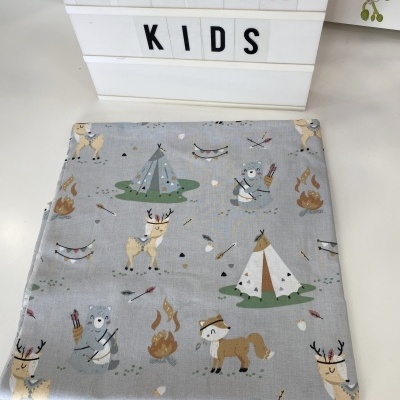 Lenço cinzento com desenhos de animais e acampamento, placa de luz com texto 'CATITA KIDS' e orquídea roxa