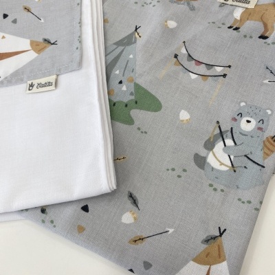 tecidos infantis com padrões de urso, tenda tipi e flechas em tons cinza e branco
