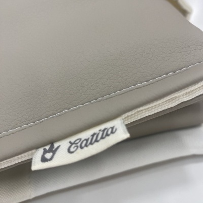 Detalhe de produto cinza com etiqueta Catita em tecido sintético