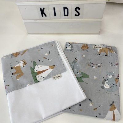 Peças têxteis infantis cinzentas e brancas com padrão de ursos e tendas