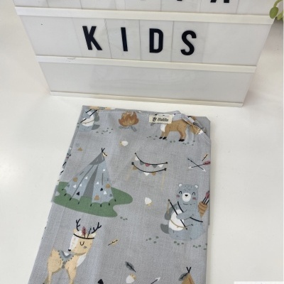 Lençol cinzento claro com estampado infantil de animais e tendas índias