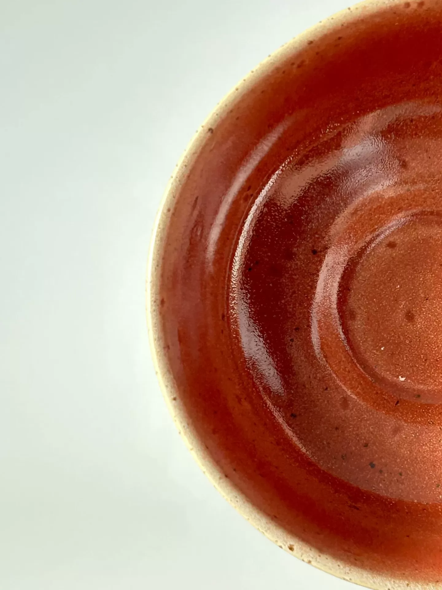 Taça ou prato fundo de cerâmica vermelha com acabamento vidrado