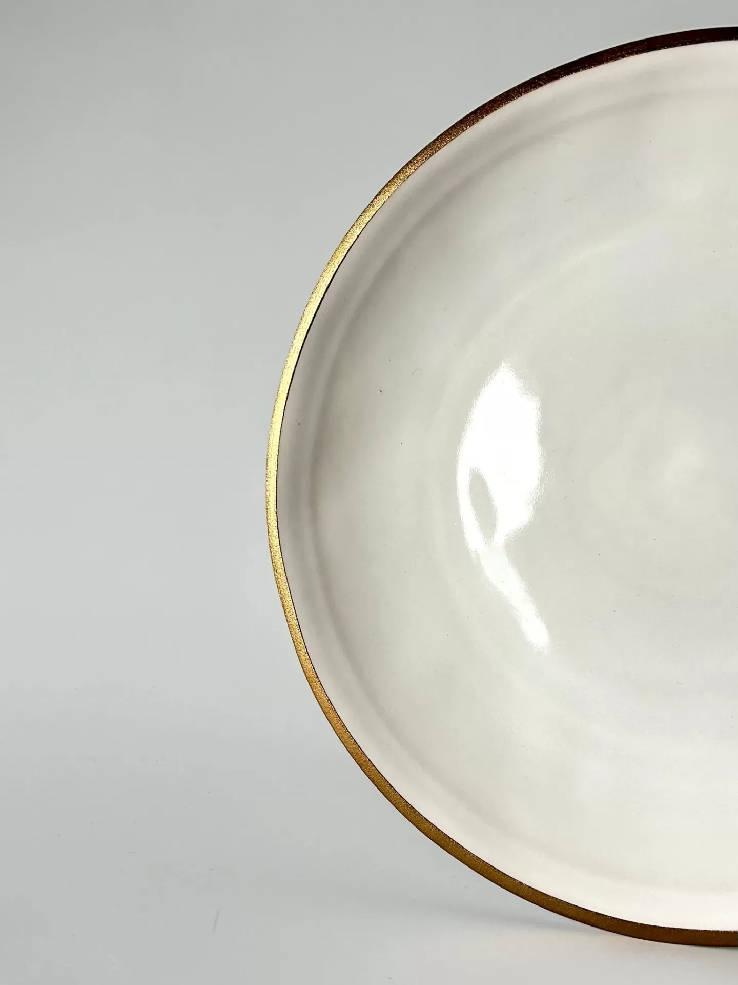 Prato redondo branco com borda dourada
