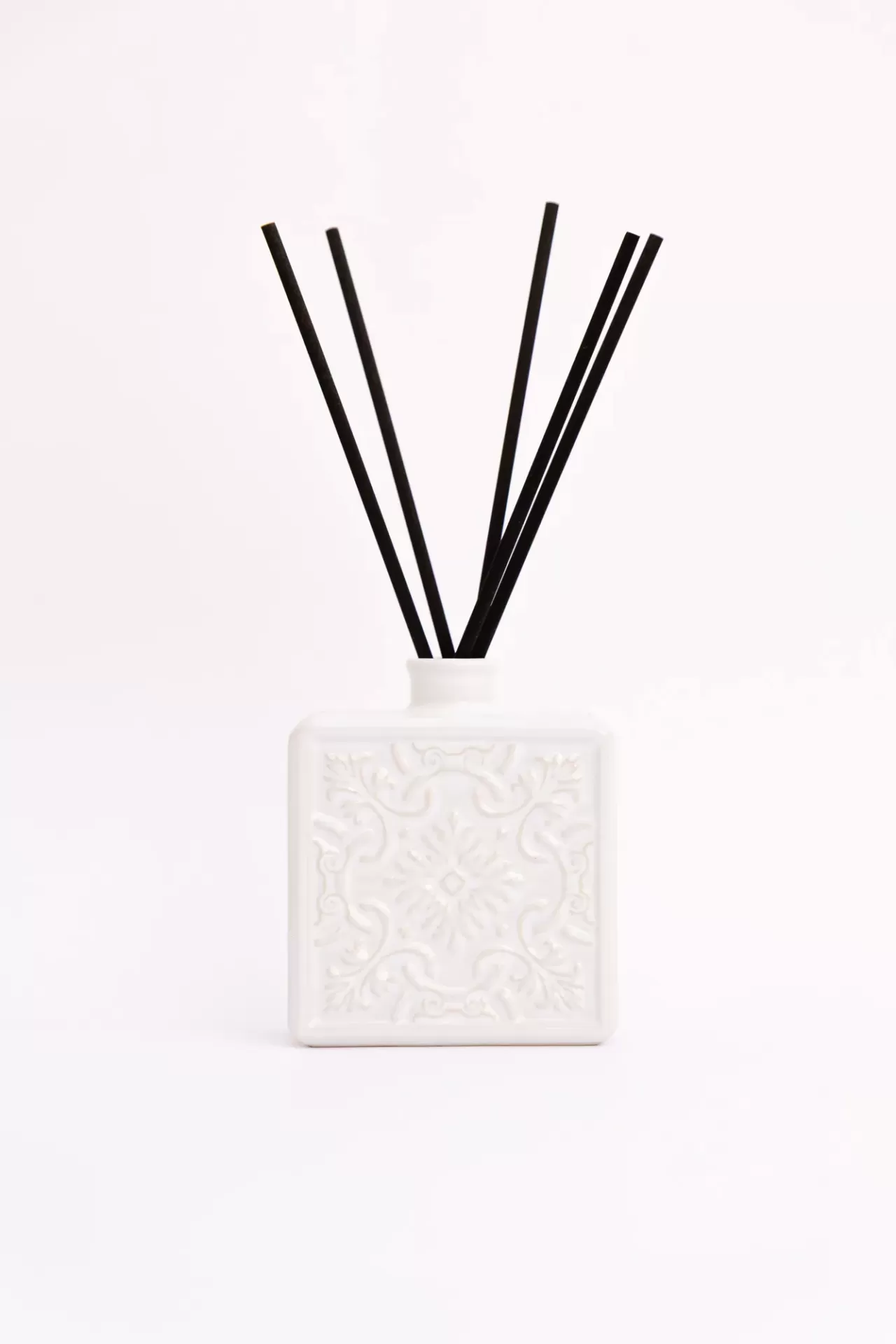 Difusor de aroma branco quadrado com varetas pretas