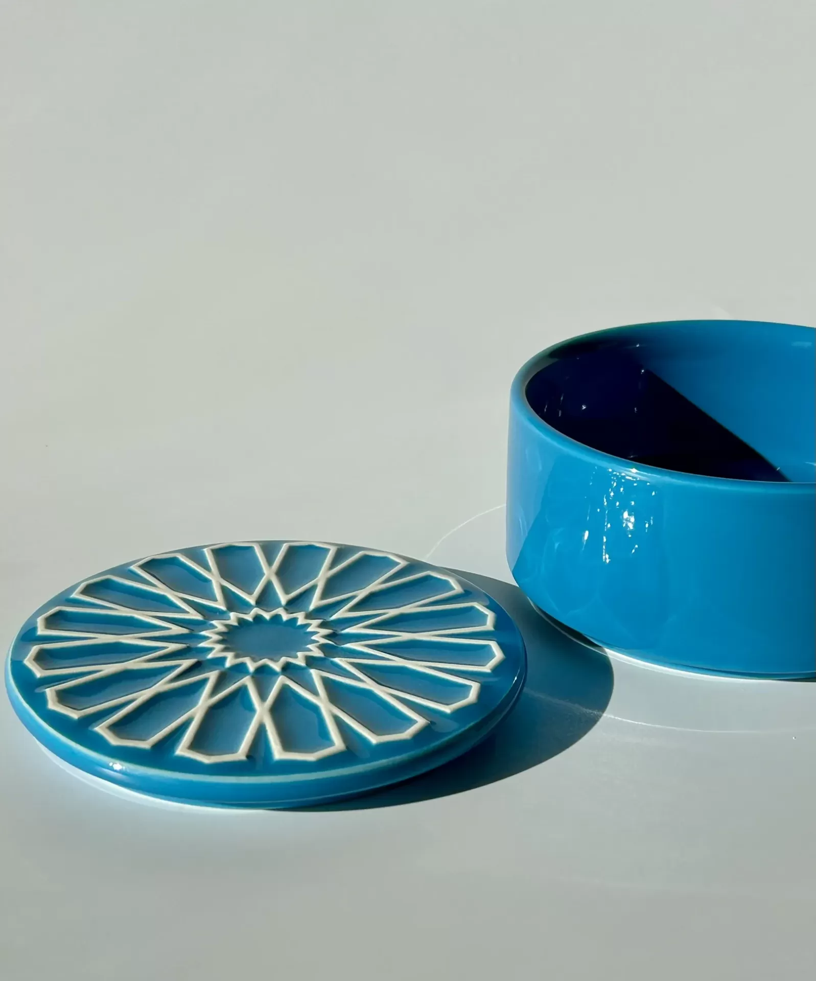 Caixa redonda em cerâmica azul com tampa decorativa branca em relevo