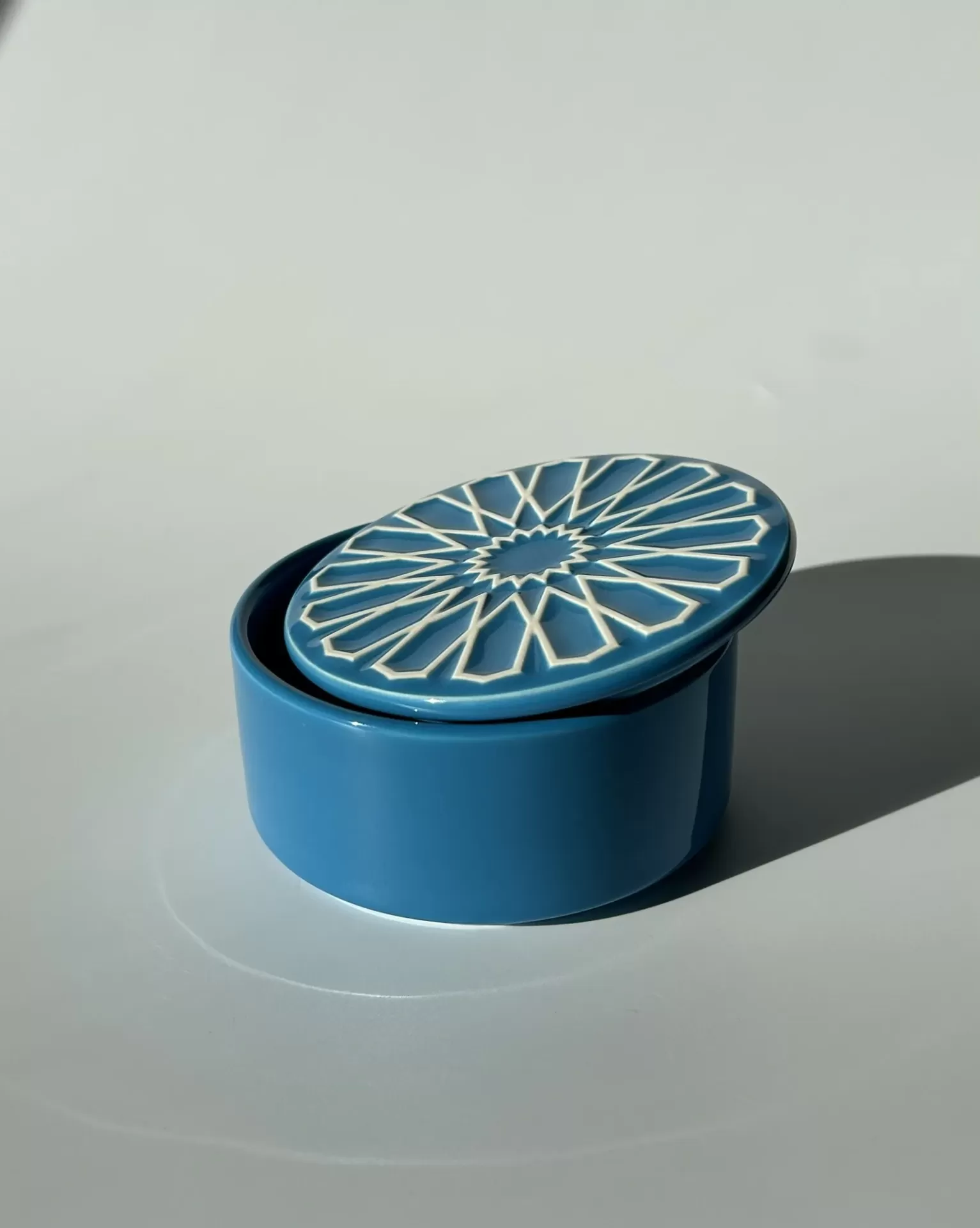 Caixa em cerâmica azul com tampa decorativa geométrica