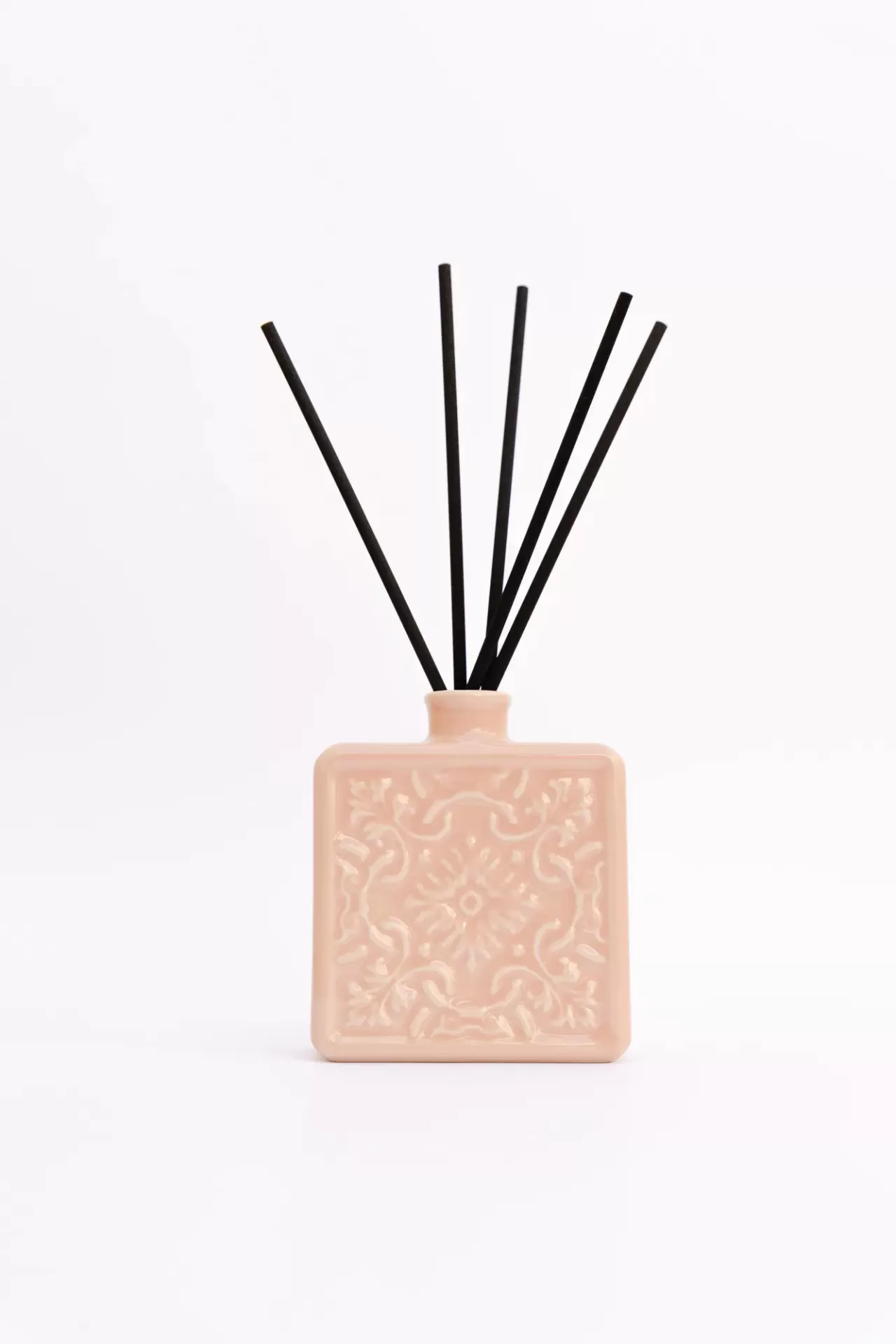 Difusor de aromas rosa claro com padrão em relevo e varetas pretas