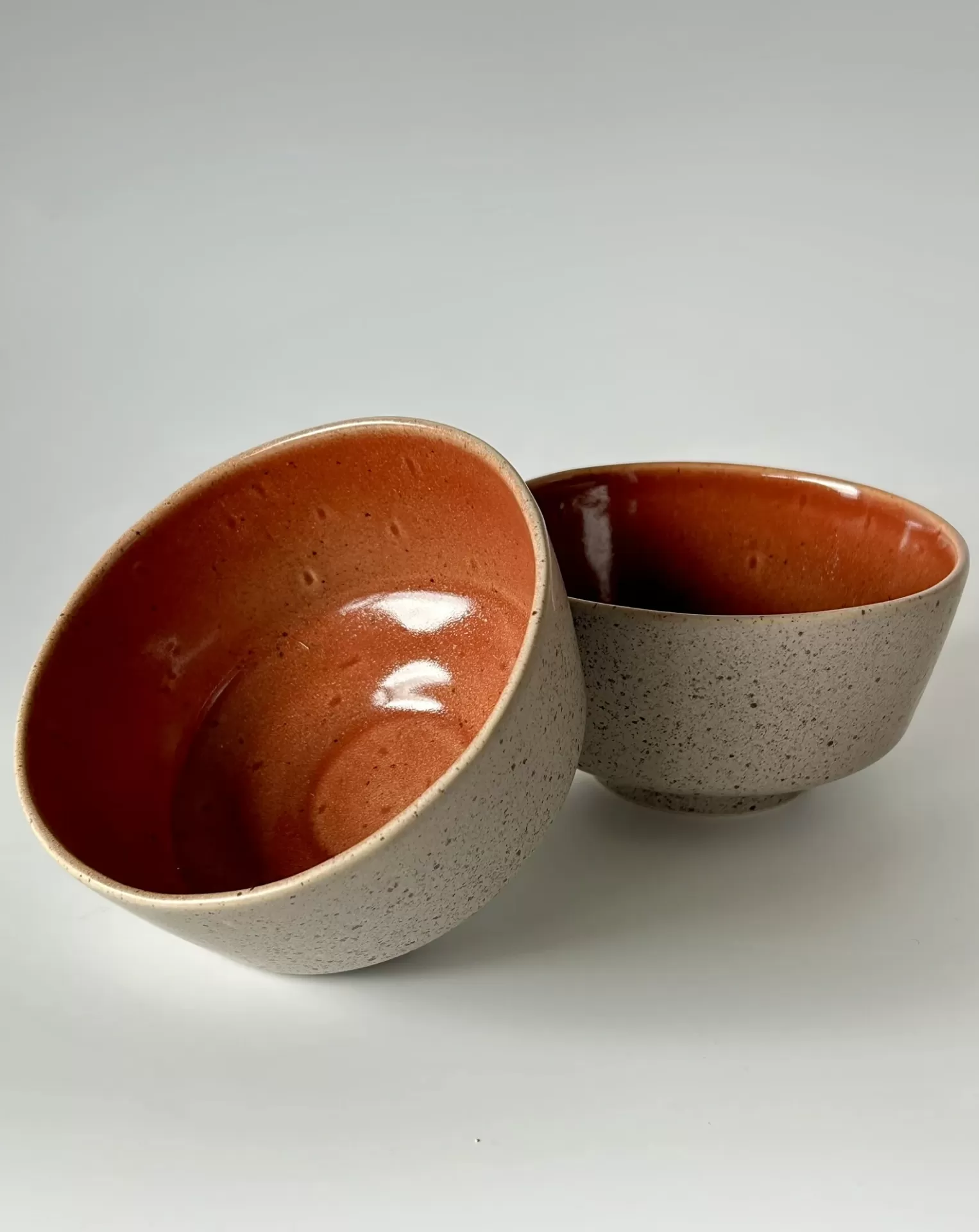 Duas tigelas de cerâmica bege e castanho avermelhado