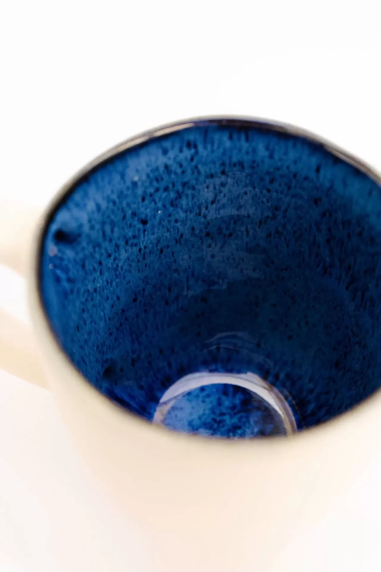 Copo de cerâmica branco com interior azul texturizado