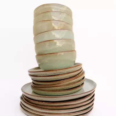 Conjunto de pratos e tigelas verdes empilhados