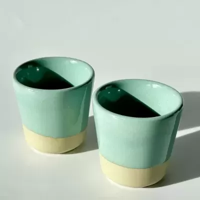 Duas chávenas cerâmicas verde água com base bege natural