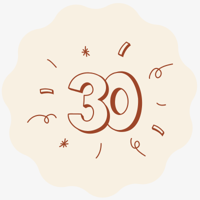 Número 30 em cor castanha com decorações sobre fundo bege