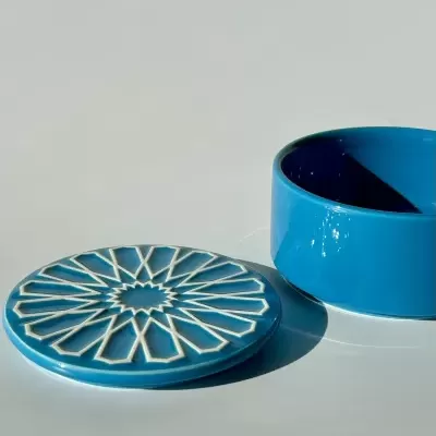 Caixa redonda em cerâmica azul com tampa decorativa branca em relevo