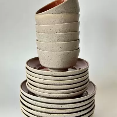 Conjunto empilhado de tigelas e pratos de cerâmica com textura pontilhada