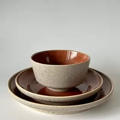 Conjunto de loiça em cerâmica com bowl e pratos castanhos e cinzentos