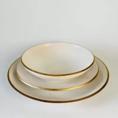 Conjunto de pratos brancos com bordas douradas
