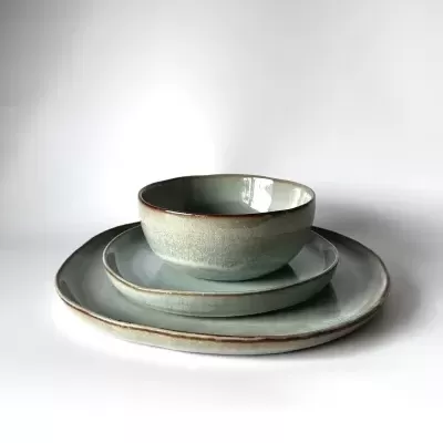 Conjunto de loiça azul esverdeada com bordas castanhas