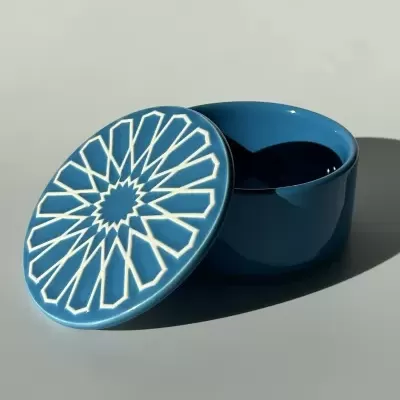 Caixa redonda azul em cerâmica com tampa decorada por padrão branco