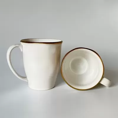 Dois copos cerâmicos brancos com contorno dourado