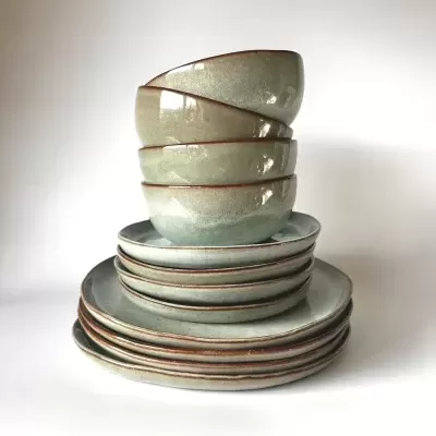 Conjunto de loiça verde acinzentada com bordas castanhas