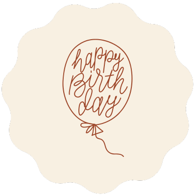 Balão com texto 'happy birthday' em fundo bege ondulado