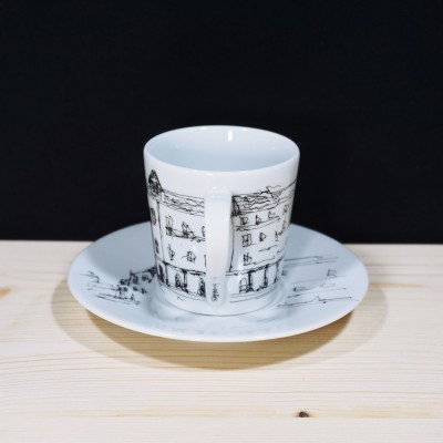 Chávena e pires em porcelana branca com desenho preto de edifícios