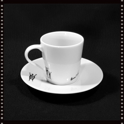 Xícara branca com desenho de figuras humanas em porcelana sobre fundo preto