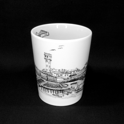 Copo de cerâmica branco com desenho urbano preto