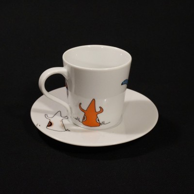 chávena de cerâmica branca com ilustrações de cães e prato de cerâmica branco