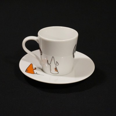 chávena e prato de porcelana branca com decoração de peixinhos