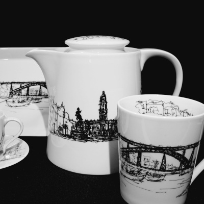 Conjunto de chávenas e bule de porcelana com desenhos a linha preta de paisagens urbanas